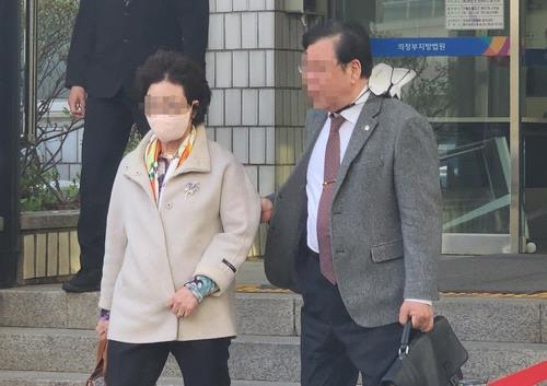 법정에서 나오는 최은순씨[연합뉴스]